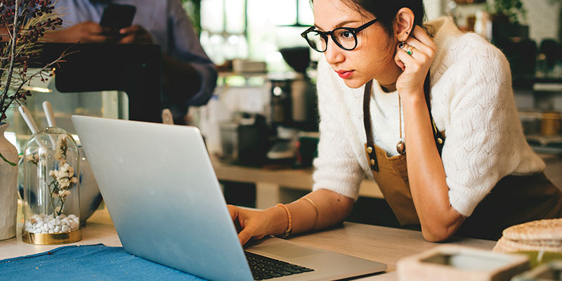 women overlooking laptop